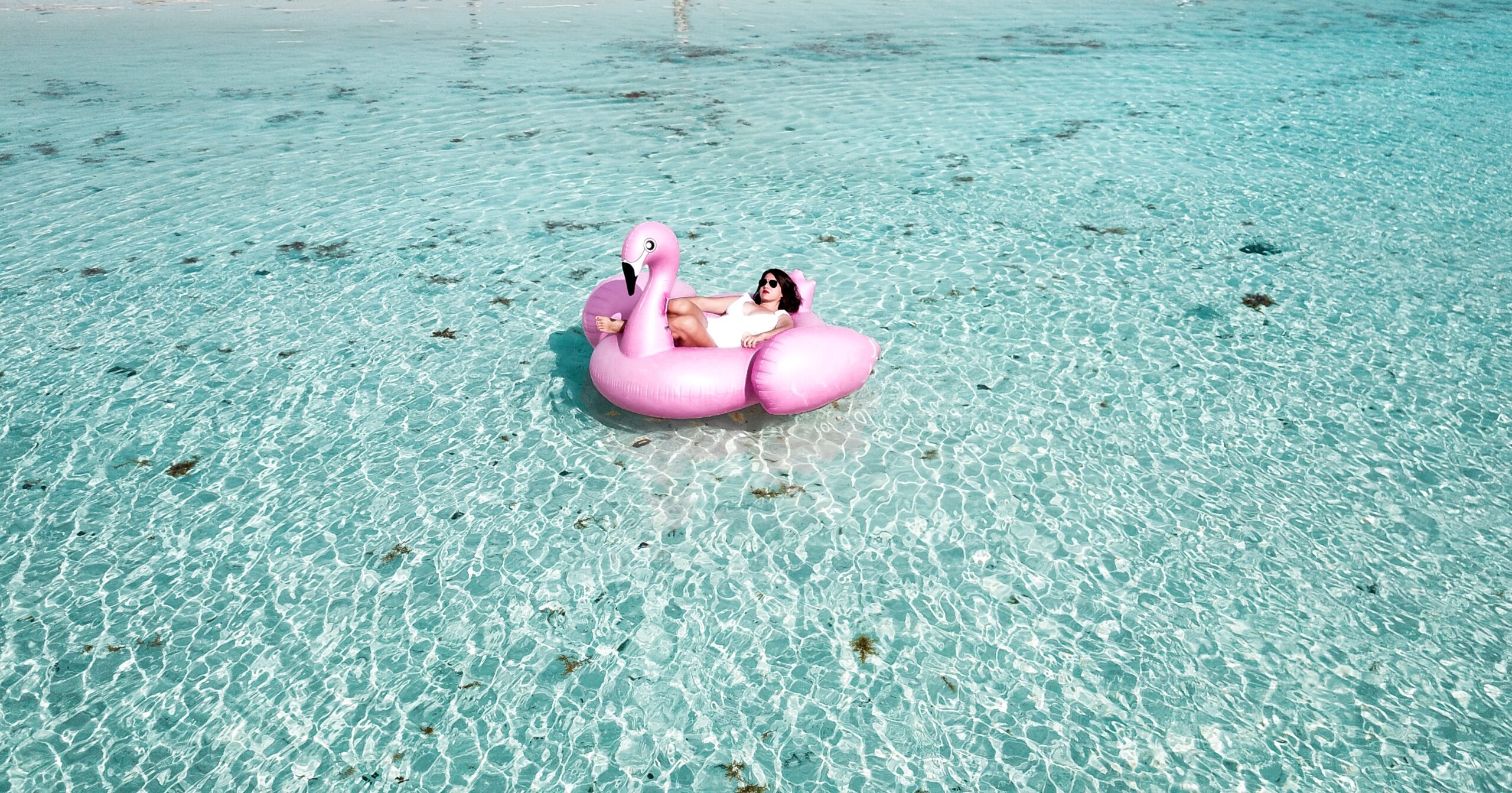 mujer con cabello largo en la playa con un flotador