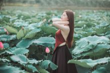 chica rodeada de plantas con cabello largo