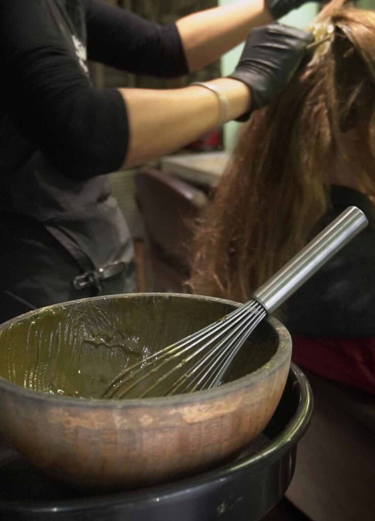 Aplicando henna al cabello